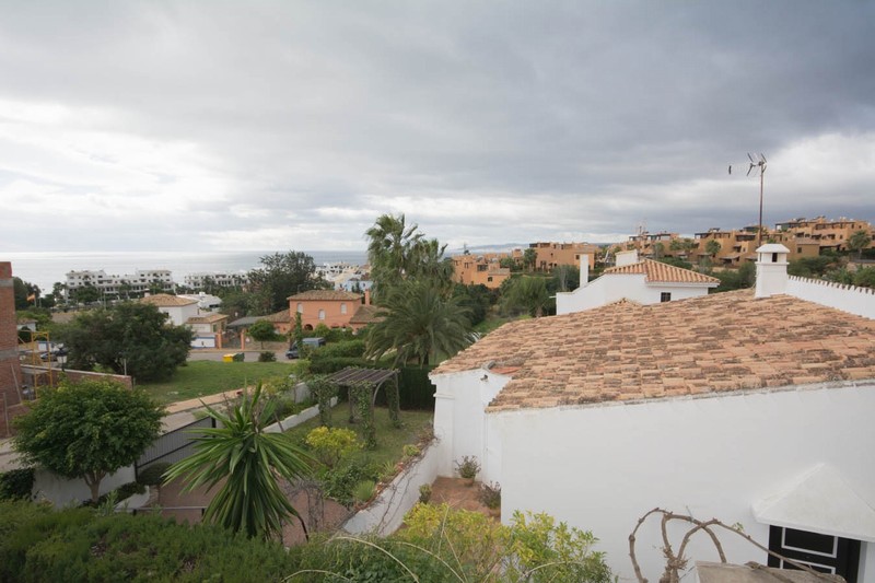 Estepona Real Estate Comfortable family villa close to the beach and